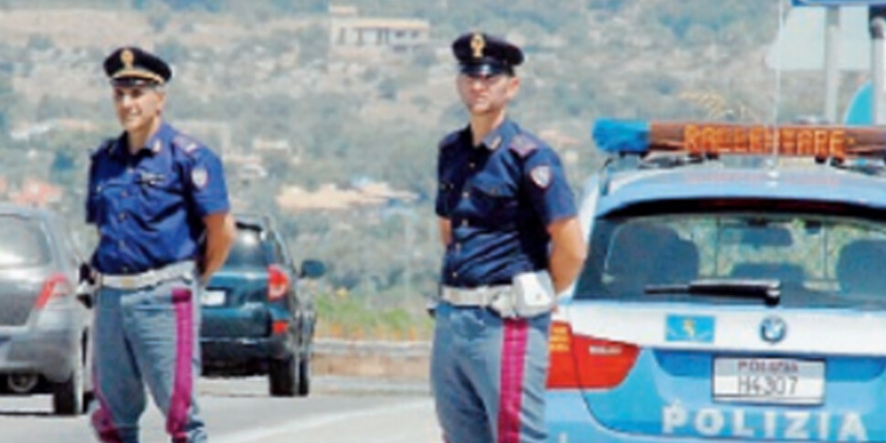 Incidente sulla A19 Palermo-Catania, furgone sbanda e finisce contro il guard-rail: rallentamenti