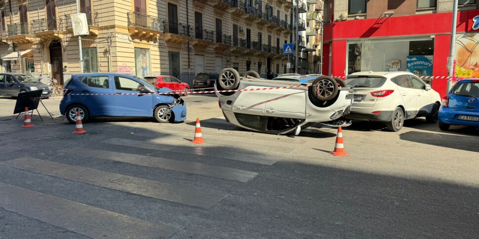 Palermo, scontro in corso Finocchiaro Aprile: si ribalta un'auto, una ragazza accompagnata in ospedale