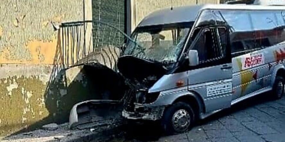 Minibus pieno di turisti si schianta a Santa Venerina: sedici feriti, uno più grave trasportato in elisoccorso