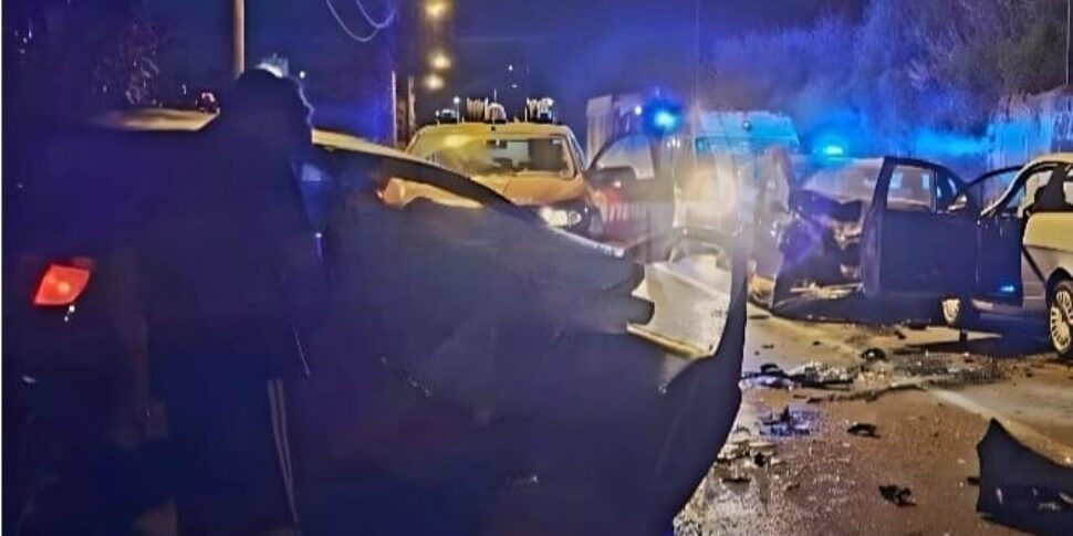 Incidente ad Acireale, scontro fra tre auto: un giovane di 22 anni in codice rosso