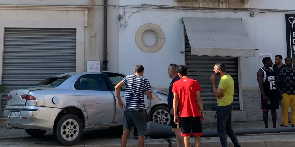 Con l'auto si schianta contro un palo nel corso principale di Acate: romeno muore a 35 anni