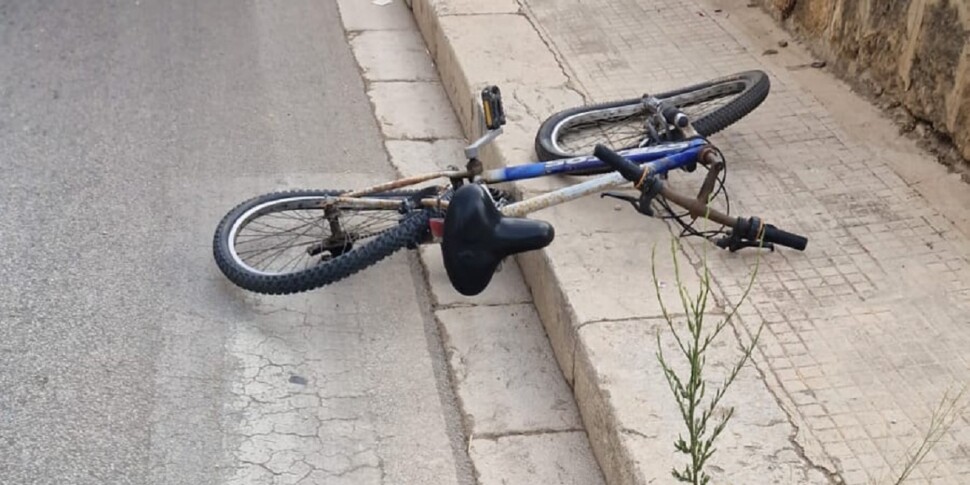 Castelvetrano, travolge una bicicletta con l'auto e fugge: il ciclista in ospedale