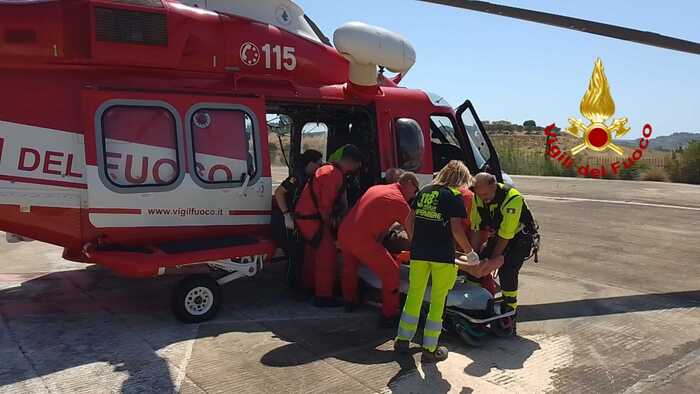 Pescatore travolto da onda, recuperato da vigili del fuoco