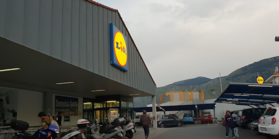 Palermo, fa la spesa al Lidl ma non la paga: ladro bloccato da un carabiniere