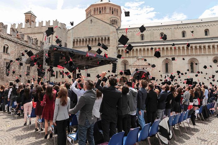 L'84,3% dei laureati è al lavoro, diplomati solo il 73,3%