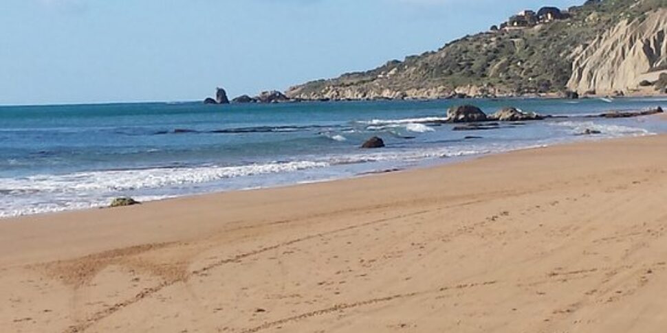 Licata, installano un prefabbricato vicino alla spiaggia: scattano 2 denunce e il sequestro della struttura