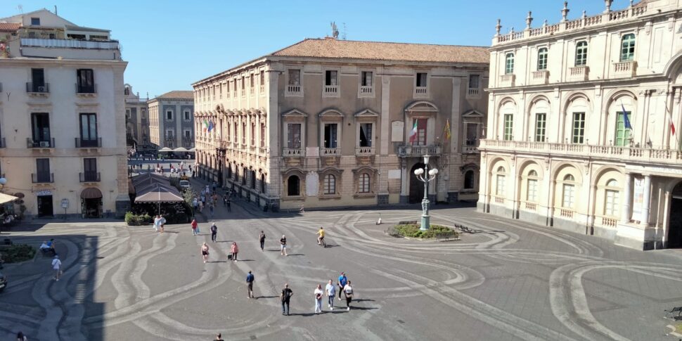 Emergenza cenere a Catania, stop ai mezzi a due ruote e limite di velocità a 30 km/h per le auto