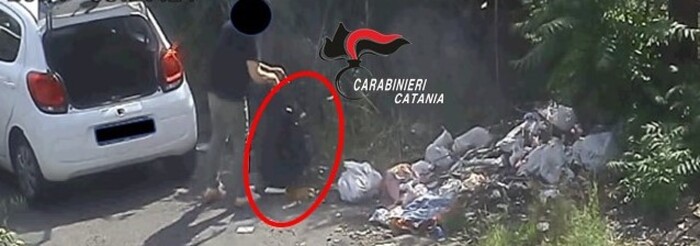 Buttano rifiuti per strada, ripresi da telecamera nascosta