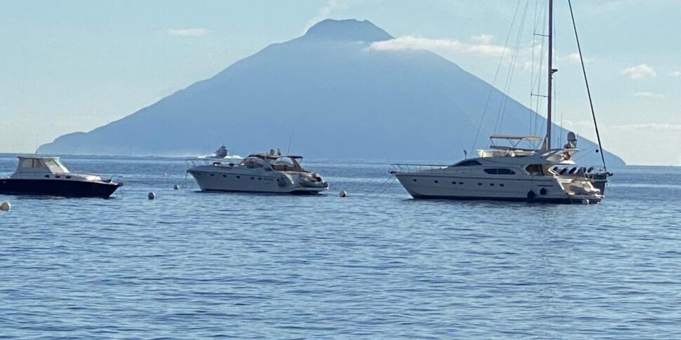 Lo Stromboli si placa, finita l'eruzione ma per ora restano i divieti