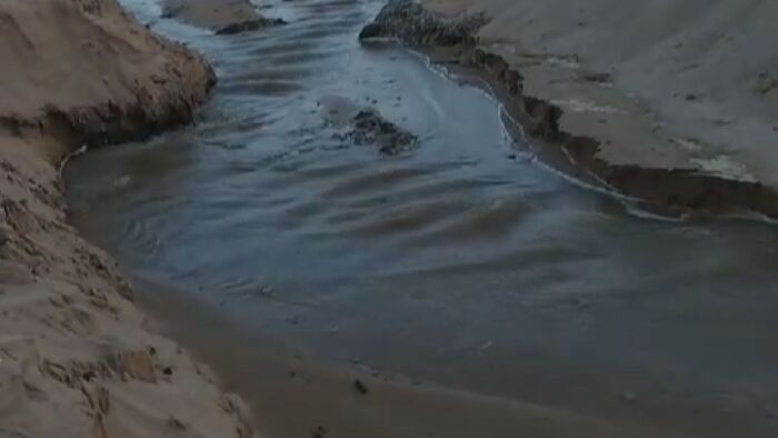 Condotta irrigua guasta, l'acqua si disperde in mare Menfi