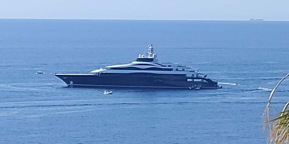 Lo yacht di Mark Zuckerberg ormeggiato a Terrasini