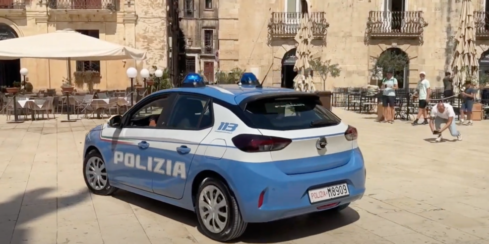 Ortigia più sicura e più green, la polizia potenzia il servizio con due auto elettriche