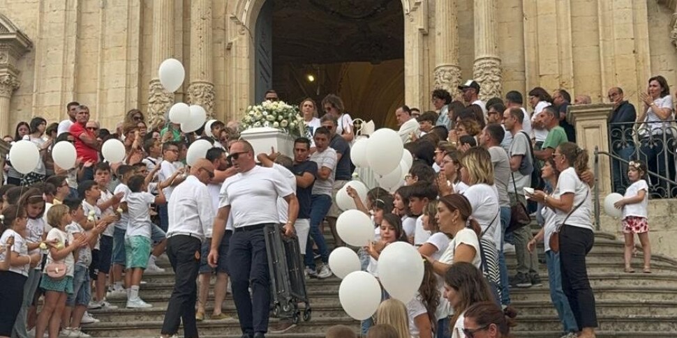 Il bambino morto nel pozzo, la mamma ai funerali: «Voglio giustizia»