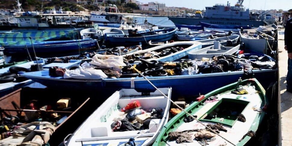 Dall'Ars un milione ai pescatori di Lampedusa per i danni causati dai barchini-relitti dei migranti