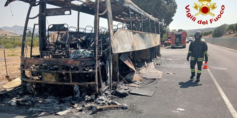 Mineo, autobus va a fuoco lungo la statale: il conducente mette in salvo i 19 passeggeri