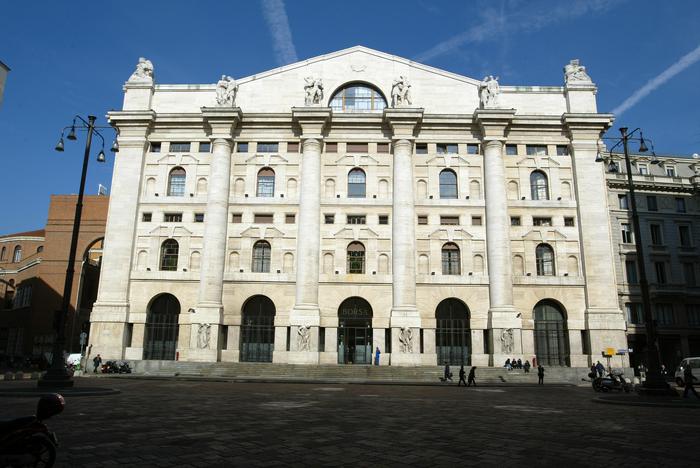 Borsa: Milano chiude in calo, il pil cinese frena la moda