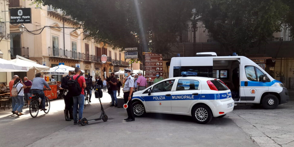 Monopattino investe anziano nella zona pedonale a Palermo e fugge via