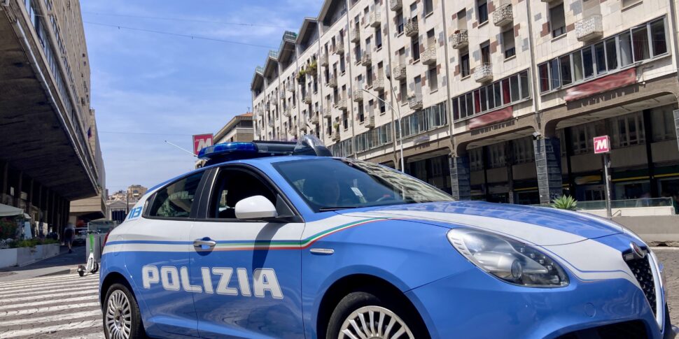 Rubano un motorino a Catania ma perdono il controllo del mezzo, due denunciati dalla polizia