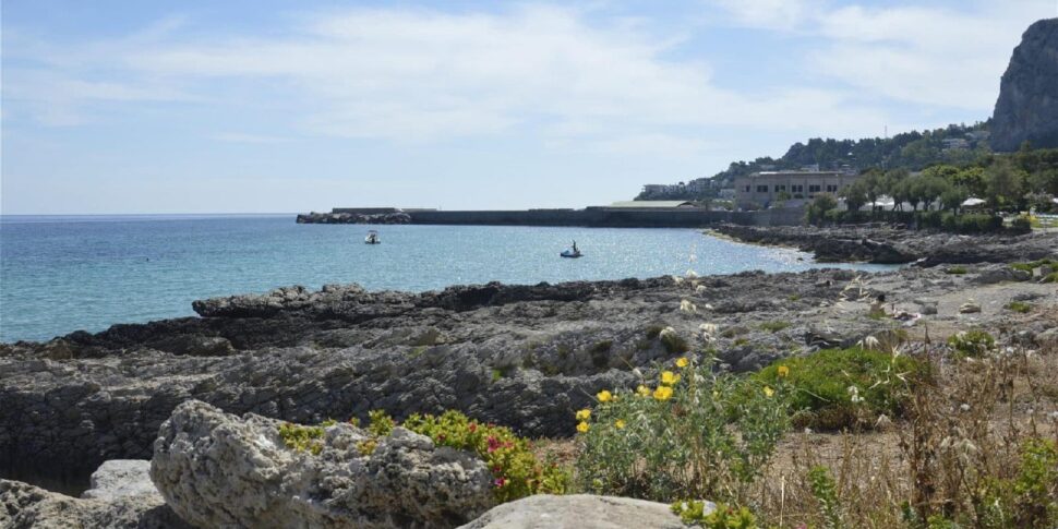 Palermo, il titolare del lido dell'Addaura non aveva i requisiti per preparare e somministrare il cibo: scatta la multa