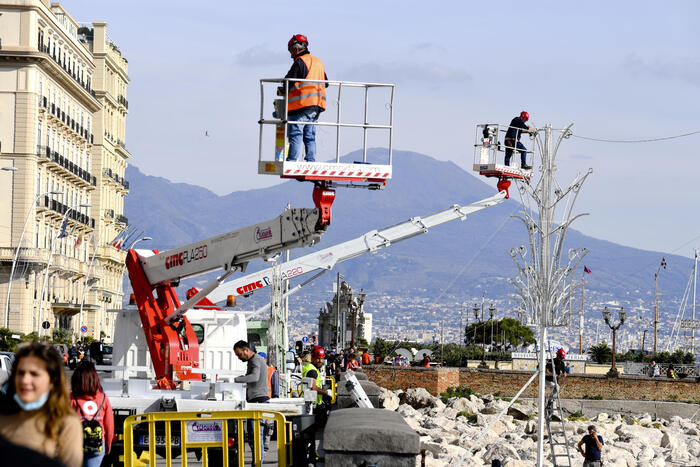 A Napoli salario minimo di 9 euro l'ora nei contratti pubblici