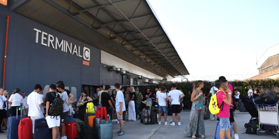 L'incendio in aeroporto a Catania l'anno scorso, Confconsumatori: «Ancora nessun rimborso ai passeggeri»