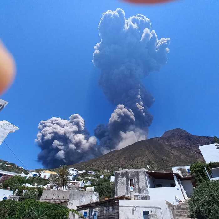 Nuova esplosione sullo Stromboli, nube sull'isola