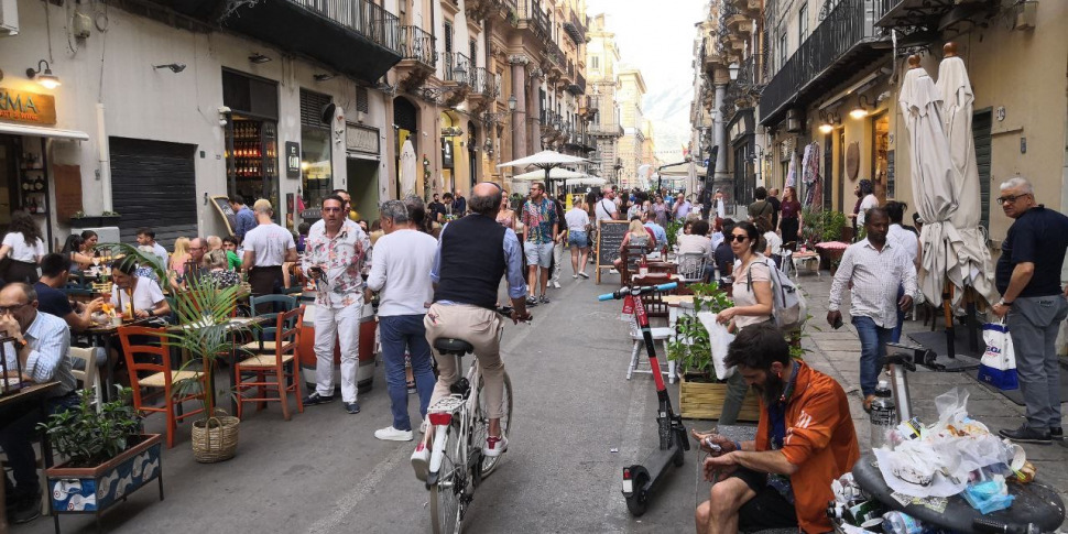 Palermo, tenta di bloccare un ladro nel negozio di un amico: l’altro reagisce e finisce a botte