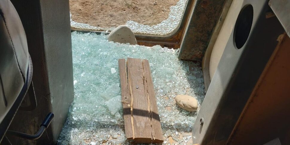 Palermo, vandalizzata la ruspa che doveva ripulire le spiagge della costa Sud