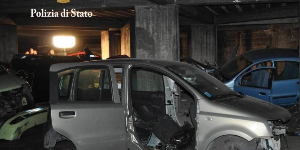 Palermo, la polizia segue il Gps di un paio di cuffie e trova un'auto rubata: nel garage ce n'erano altre 4