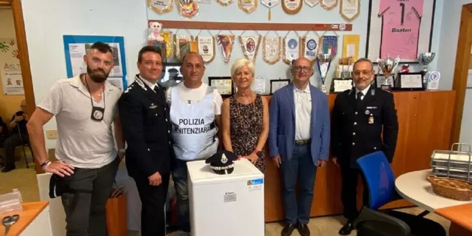 Palermo, la polizia penitenziaria dona un contenitore pieno di gelati ai piccoli pazienti oncologici del Civico