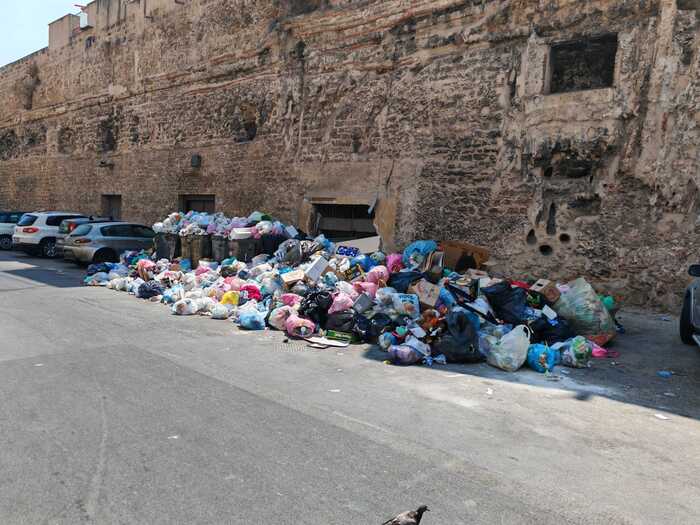 Emergenza rifiuti a Palermo, ipotesi impiegati con netturbini