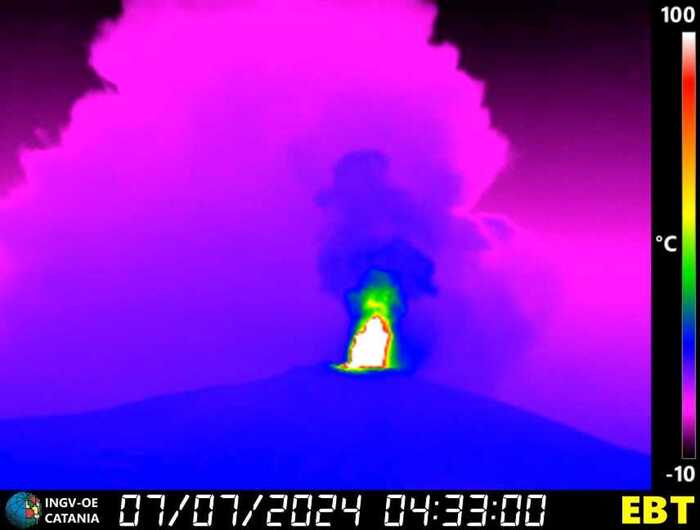 Parossismo Etna, fontana di lava e nube di cenere alta 5 km