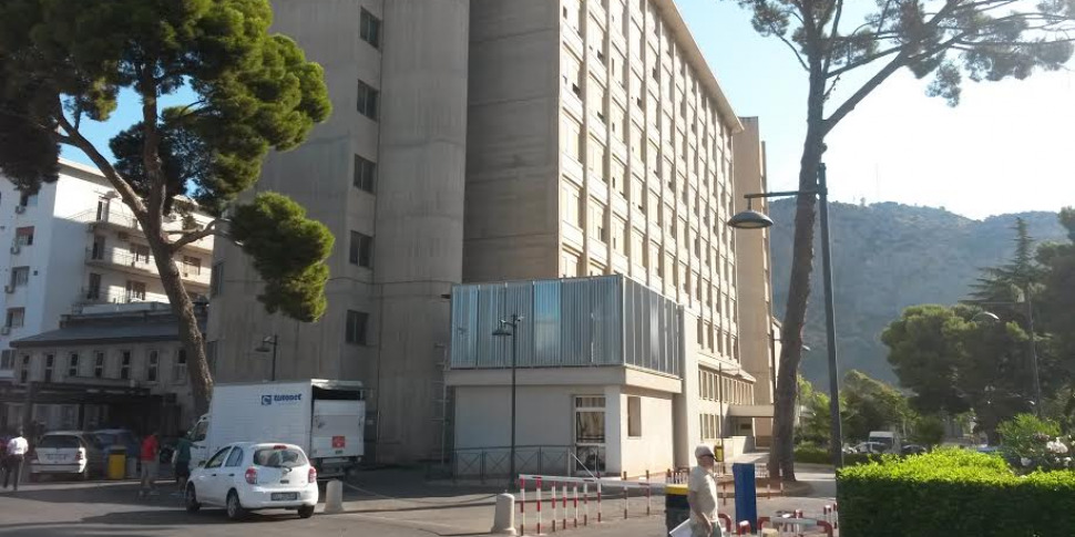 Paziente ricoverato in ospedale a Palermo si lancia dalla finestra, ferito viene trasportato al pronto soccorso