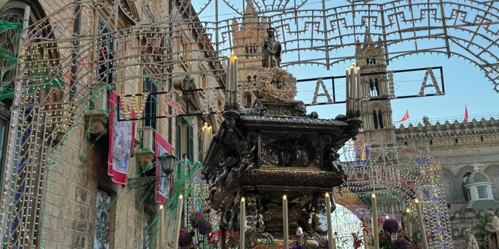 L'urna con le reliquie di Santa Rosalia per le strade di Palermo, in migliaia al corteo dalla Cattedrale a piazza Marina