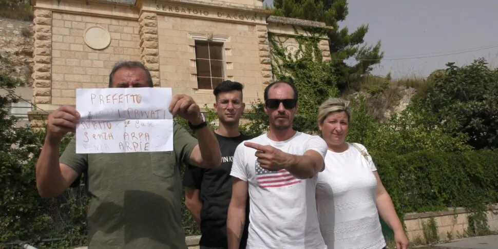 Crisi idrica ad Alcamo: manifestanti in piazza bloccano le autobotti