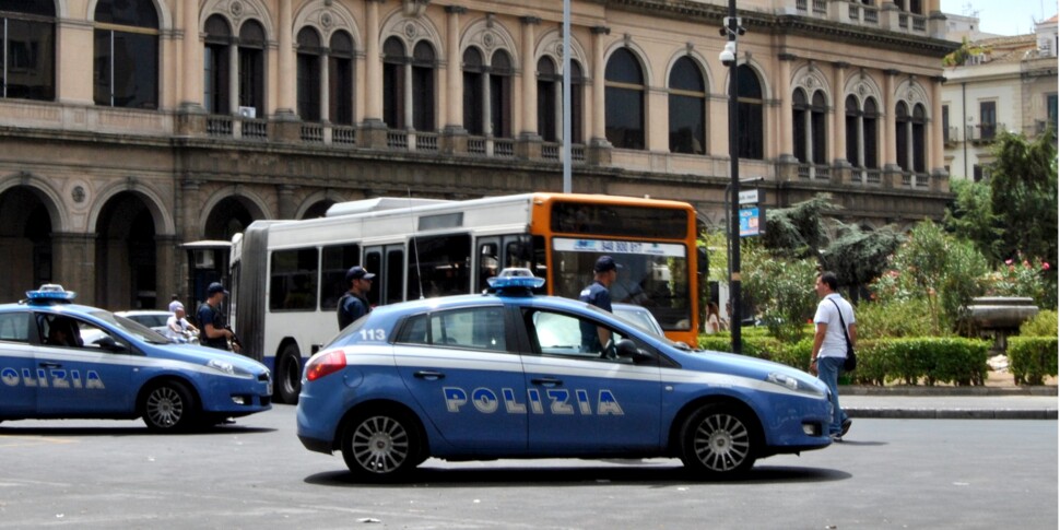 Palermo, tentato una rapina e danneggiano l'auto a colpi di bottiglia