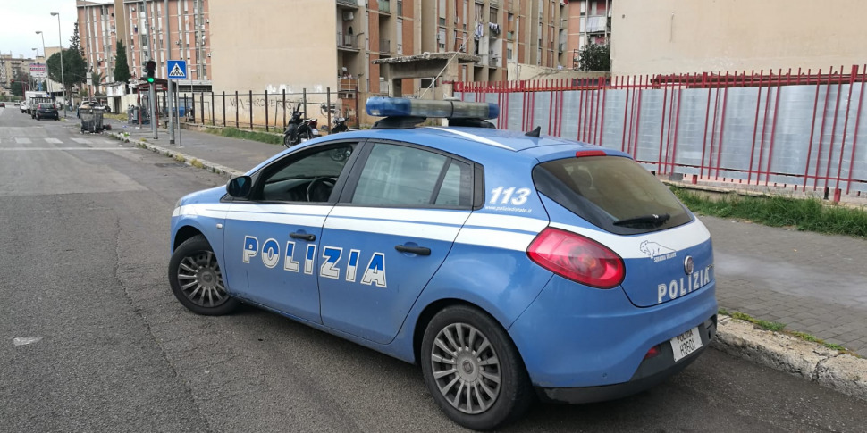 Con una gamba ingessata e una stampella rapina un supermercato a Palermo