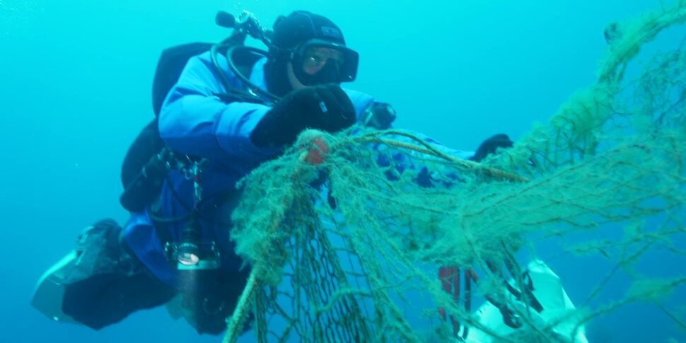 Recuperata una rete lunga 200 metri da un relitto al largo di Trapani