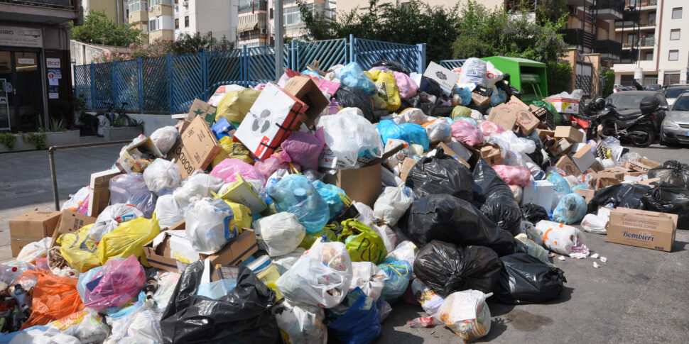 Indifesi dai rifiuti, le strade di Palermo sono un unico grande immondezzaio