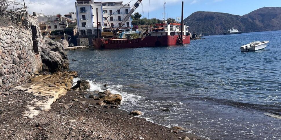 Lipari, rinasce la spiaggia di Portinente