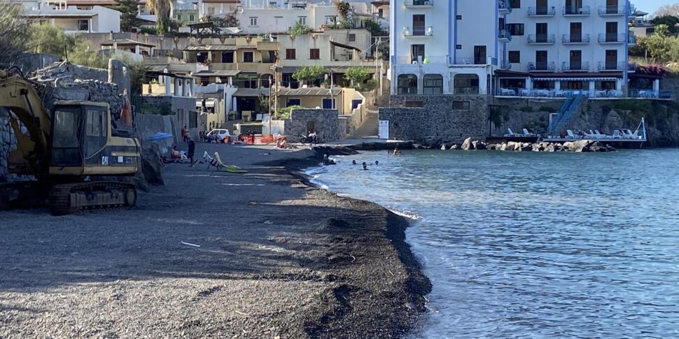 C'è la nuova sabbia, a Lipari rinasce la spiaggia di Porto delle Genti: vi approdò la cassa con le spoglie di San Bartolomeo