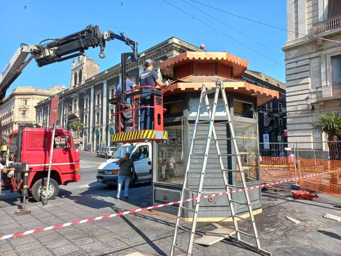 Abusivismo, rimozione di un chiosco nel centro di Catania