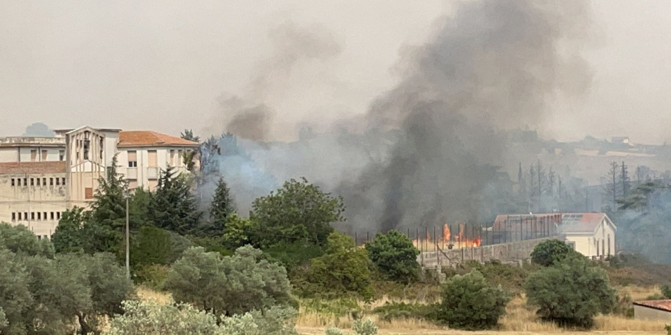 Rogo a Pergusa, evacuate alcune abitazioni: l'intervento anche di un canadair