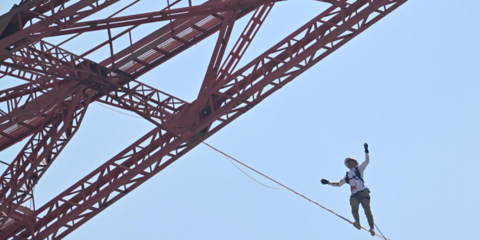 Roose attraversa lo Stretto di Messina su una fune, ma non è record