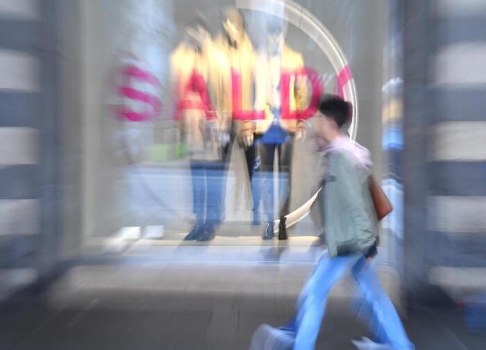 Sabato al via i saldi.  I consumatori, occhio alle truffe