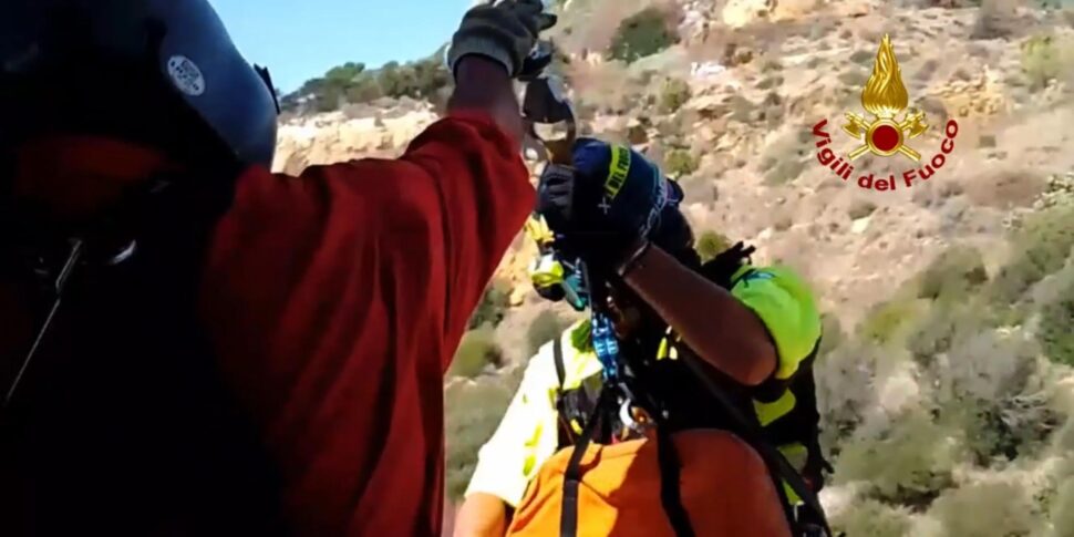 Sciacca, va in avaria e affonda l'ultimo peschereccio per le sarde di Marinella: salvati due in mare, interviene anche l'elicottero