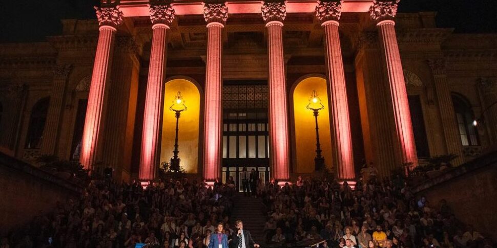 Teatro Massimo di Palermo, negata una sedia al concerto davanti alla scalinata: arrivano le scuse dal sovrintendente