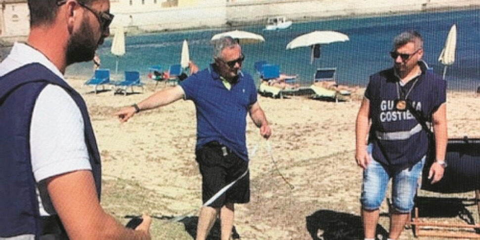 Lido abusivo a Favignana, sequestrati i lettini e restituita spiaggia ai bagnanti