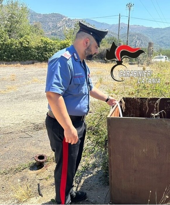 Ruba acqua potabile da pozzo per irrigare terreno, denunciato