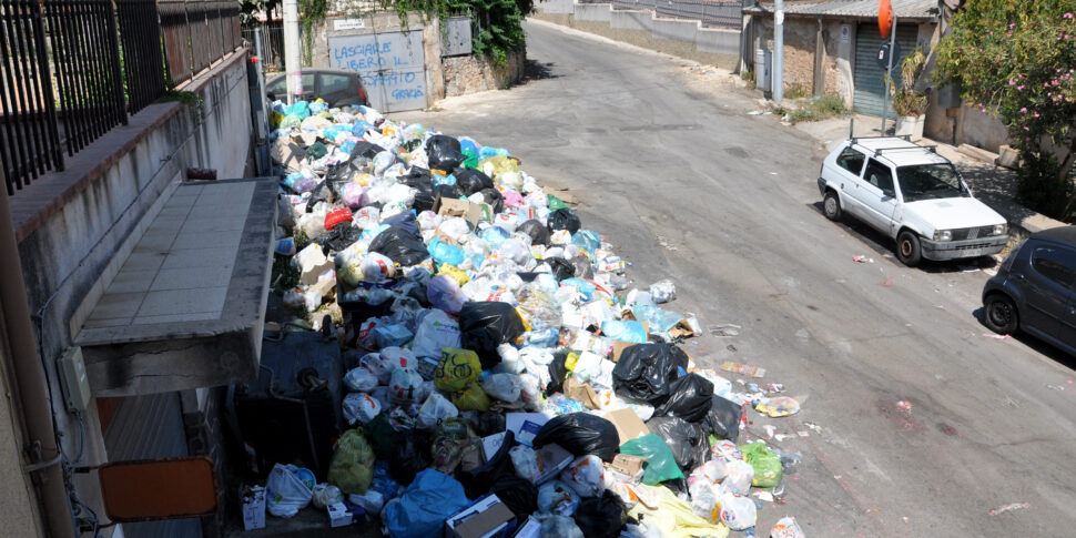 I rifiuti in strada a Palermo, nessun accordo con i sindacati su straordinari e doppi turni alla Rap